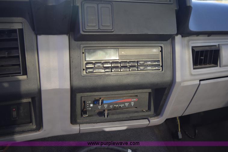 image for item K6654 1997 Ford F700 delivery truck