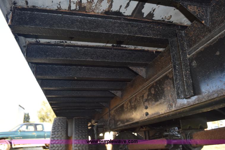 image for item K6654 1997 Ford F700 delivery truck