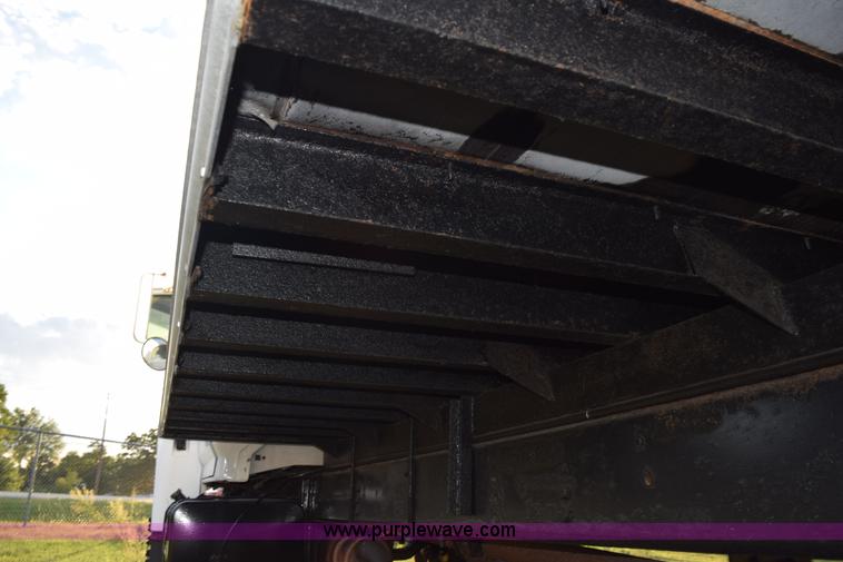 image for item K6654 1997 Ford F700 delivery truck