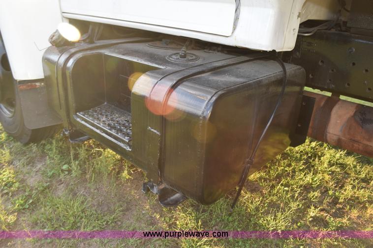 image for item K6654 1997 Ford F700 delivery truck