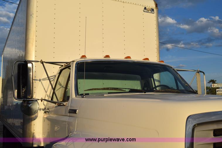 image for item K6654 1997 Ford F700 delivery truck