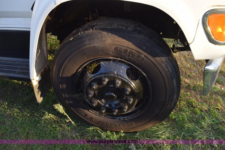 image for item K6654 1997 Ford F700 delivery truck