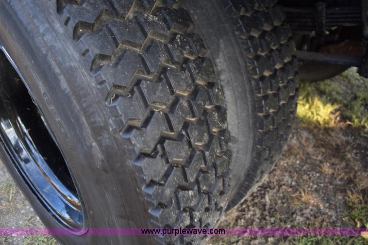 image for item K6654 1997 Ford F700 delivery truck