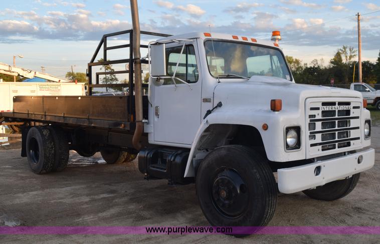 image for item K6656 1985 International 1954 flatbed truck