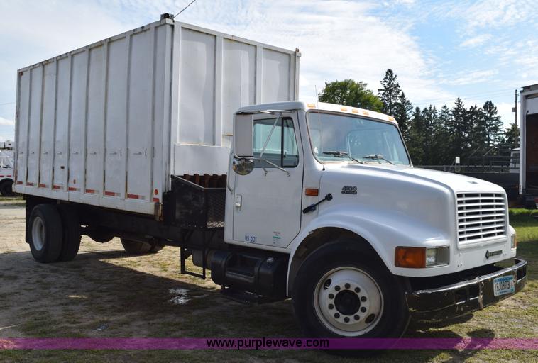 image for item K6657 1999 International 4700 dump bed chipper truck