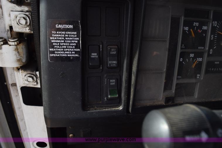 image for item K6657 1999 International 4700 dump bed chipper truck