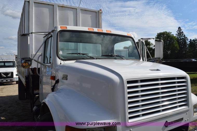 image for item K6657 1999 International 4700 dump bed chipper truck