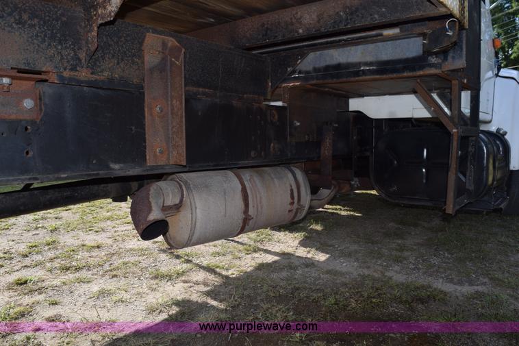 image for item K6657 1999 International 4700 dump bed chipper truck