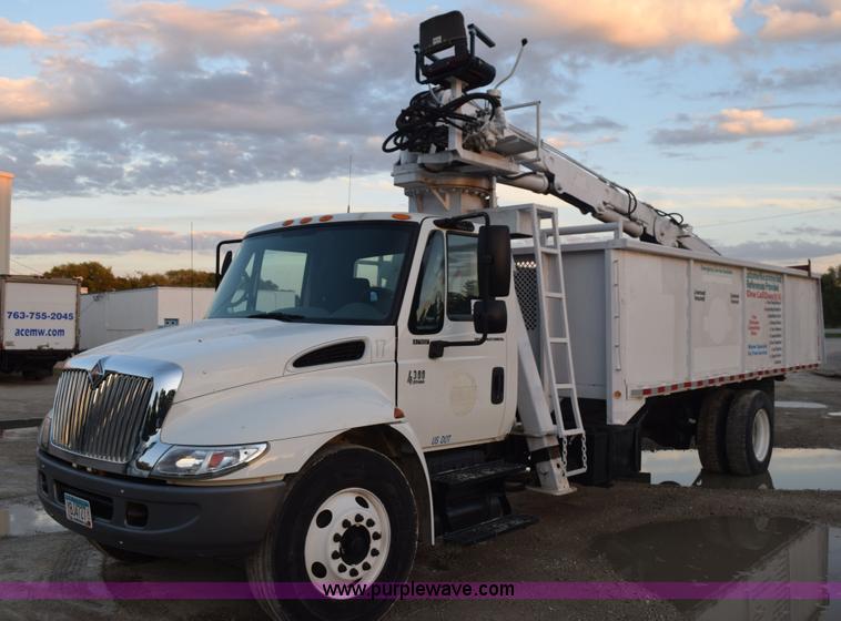 image for item K6664 2004 International DuraStar 4300 grapple truck