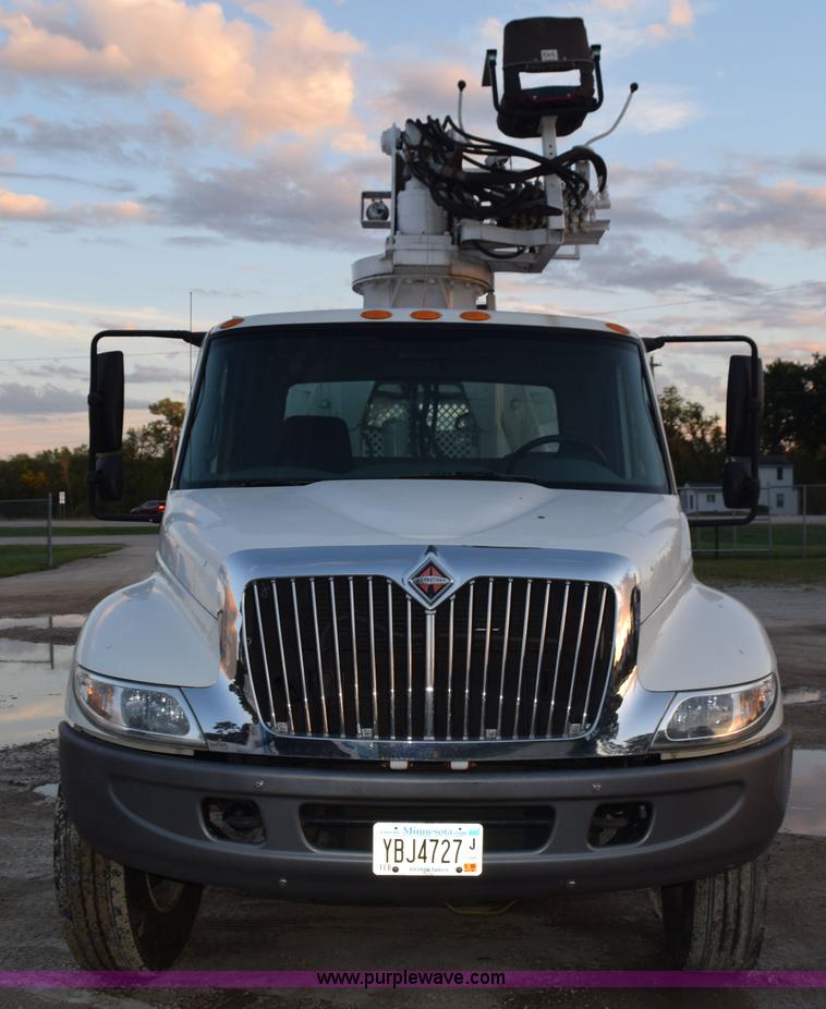 image for item K6664 2004 International DuraStar 4300 grapple truck