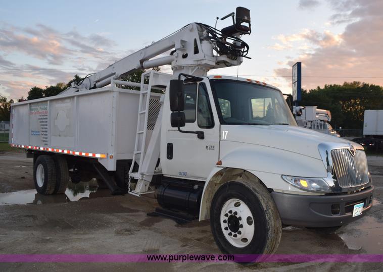 image for item K6664 2004 International DuraStar 4300 grapple truck