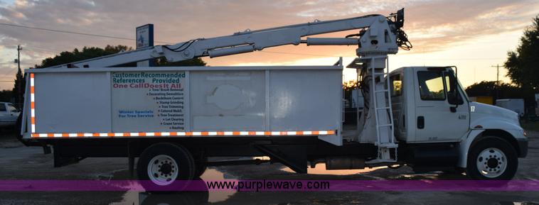 image for item K6664 2004 International DuraStar 4300 grapple truck