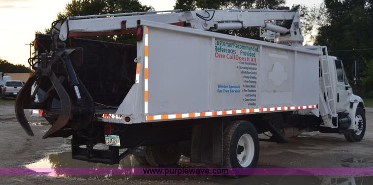 image for item K6664 2004 International DuraStar 4300 grapple truck
