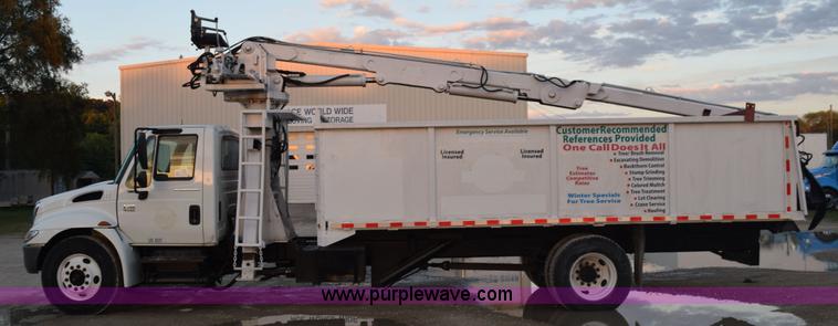 image for item K6664 2004 International DuraStar 4300 grapple truck