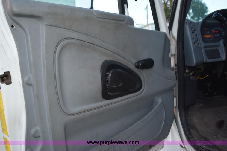 image for item K6664 2004 International DuraStar 4300 grapple truck