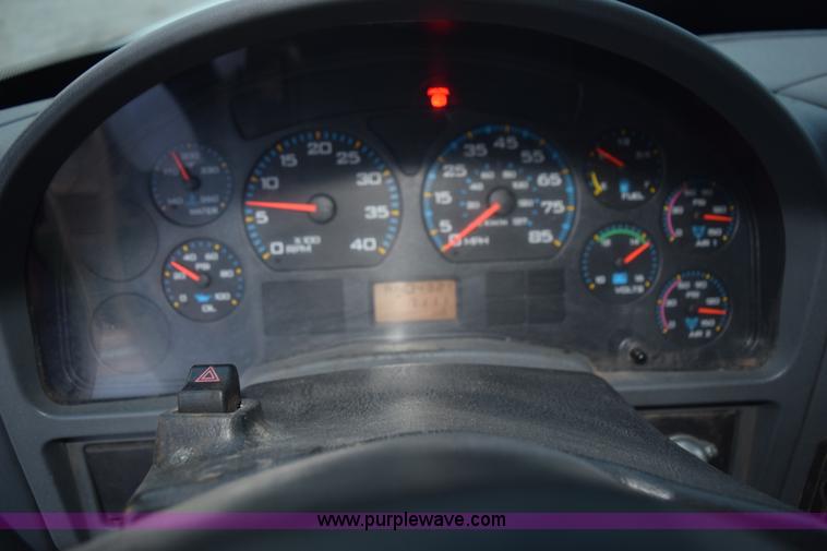 image for item K6664 2004 International DuraStar 4300 grapple truck