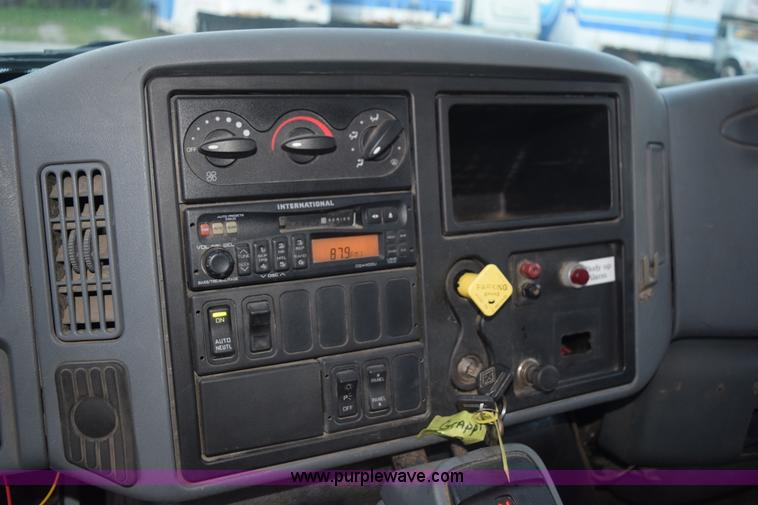 image for item K6664 2004 International DuraStar 4300 grapple truck