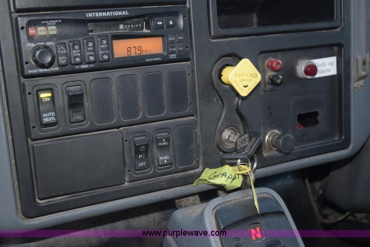 image for item K6664 2004 International DuraStar 4300 grapple truck