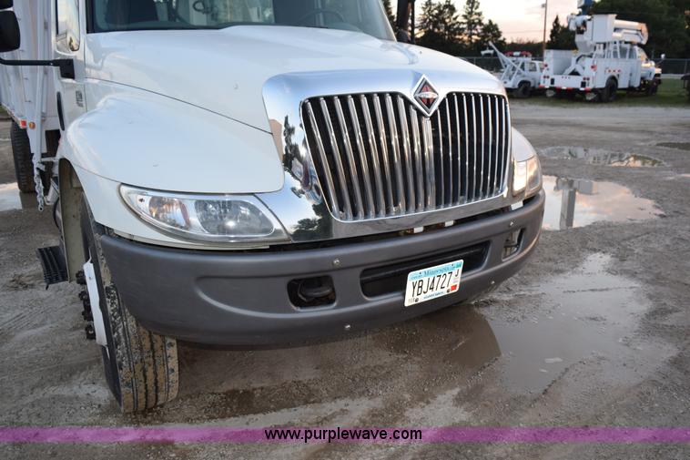 image for item K6664 2004 International DuraStar 4300 grapple truck