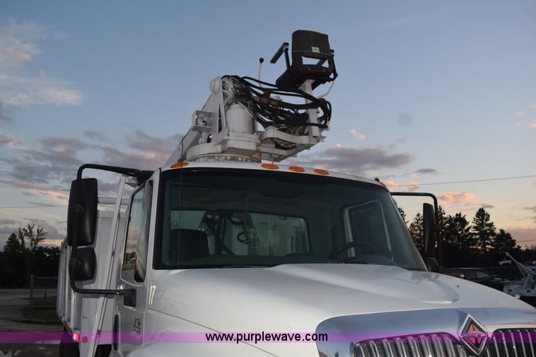 image for item K6664 2004 International DuraStar 4300 grapple truck