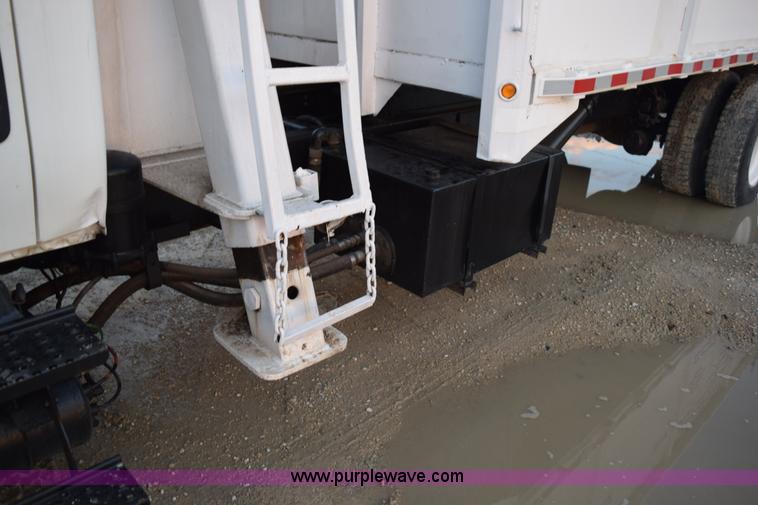 image for item K6664 2004 International DuraStar 4300 grapple truck