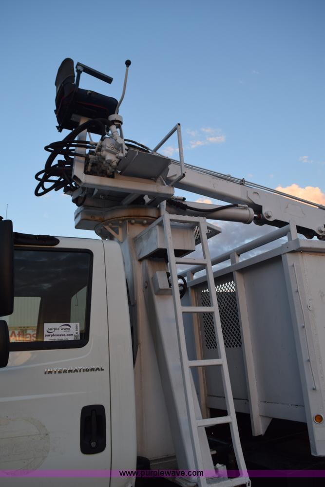 image for item K6664 2004 International DuraStar 4300 grapple truck