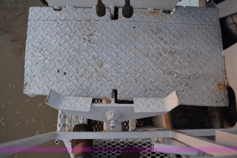 image for item K6664 2004 International DuraStar 4300 grapple truck