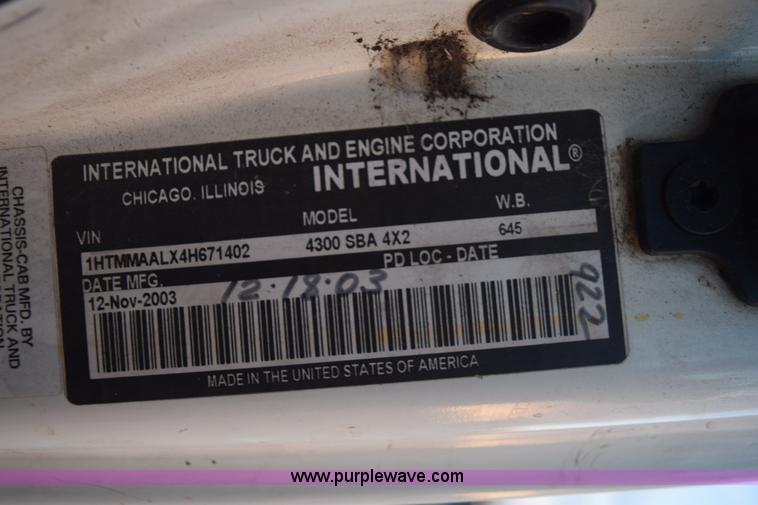 image for item K6664 2004 International DuraStar 4300 grapple truck
