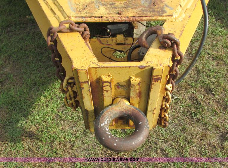 image for item K6731 1973 Trail-Eze 1090-24 equipment trailer