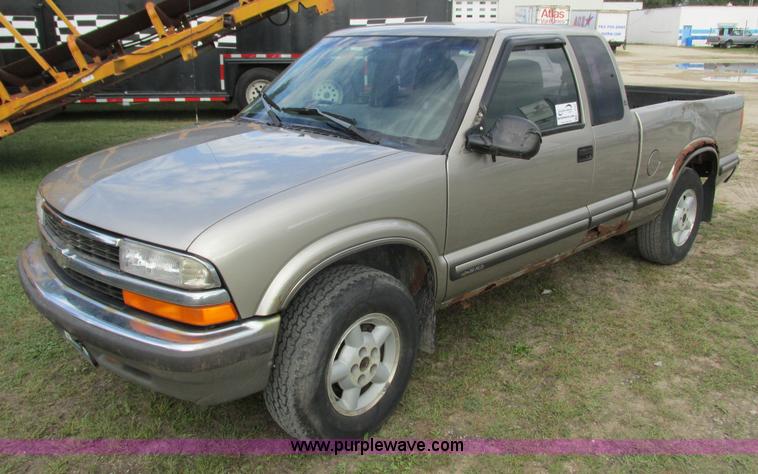 image for item L3750 1998 Chevrolet S10 LS Ext. Cab pickup truck