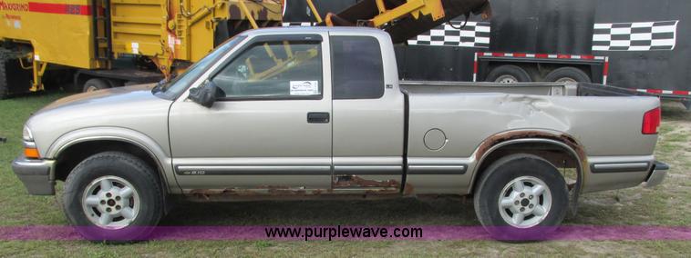 image for item L3750 1998 Chevrolet S10 LS Ext. Cab pickup truck