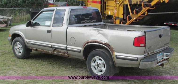 image for item L3750 1998 Chevrolet S10 LS Ext. Cab pickup truck