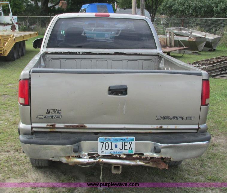 image for item L3750 1998 Chevrolet S10 LS Ext. Cab pickup truck