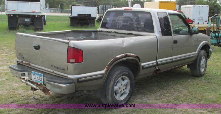 image for item L3750 1998 Chevrolet S10 LS Ext. Cab pickup truck