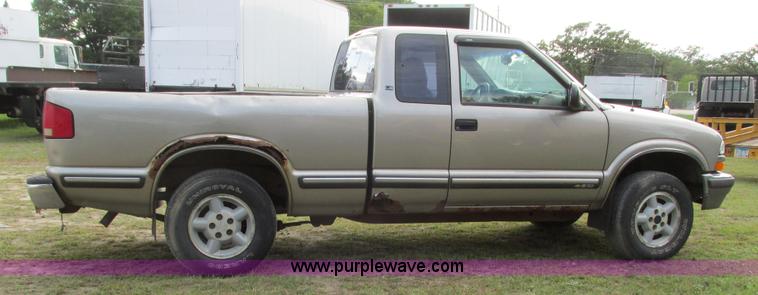 image for item L3750 1998 Chevrolet S10 LS Ext. Cab pickup truck