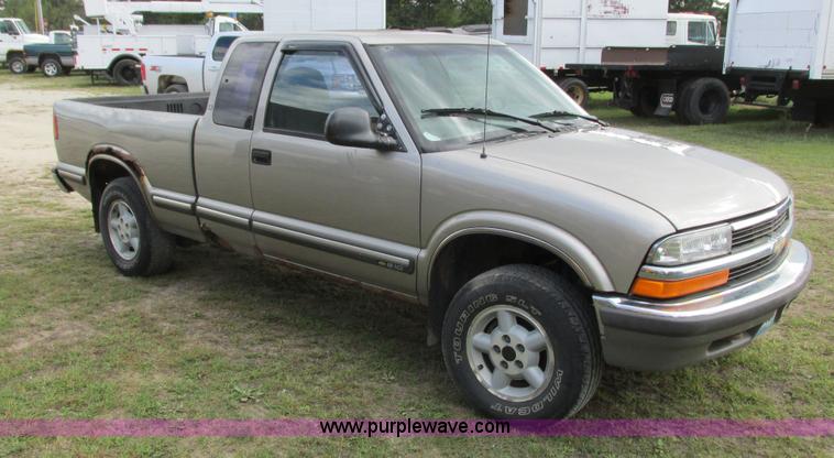 image for item L3750 1998 Chevrolet S10 LS Ext. Cab pickup truck