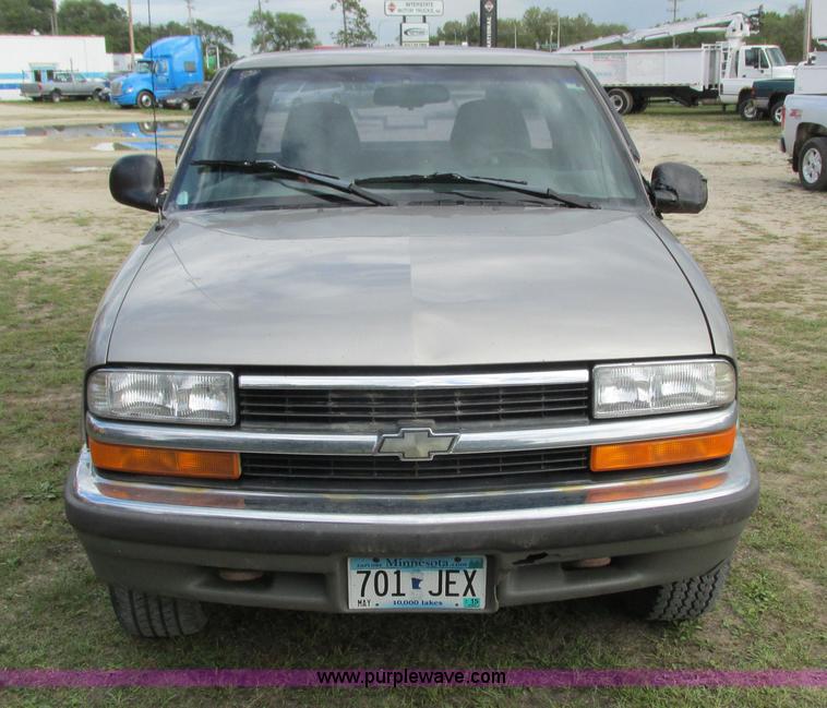 image for item L3750 1998 Chevrolet S10 LS Ext. Cab pickup truck