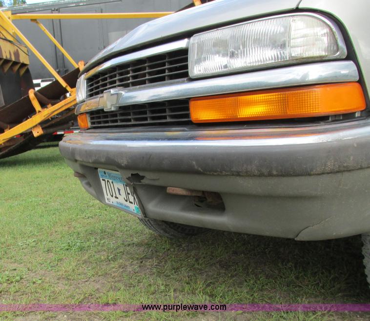 image for item L3750 1998 Chevrolet S10 LS Ext. Cab pickup truck