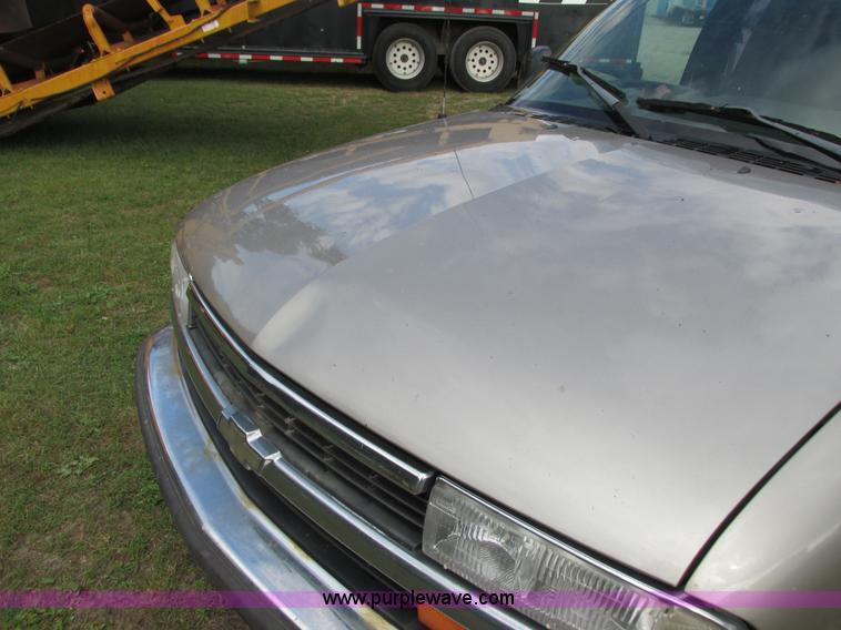 image for item L3750 1998 Chevrolet S10 LS Ext. Cab pickup truck