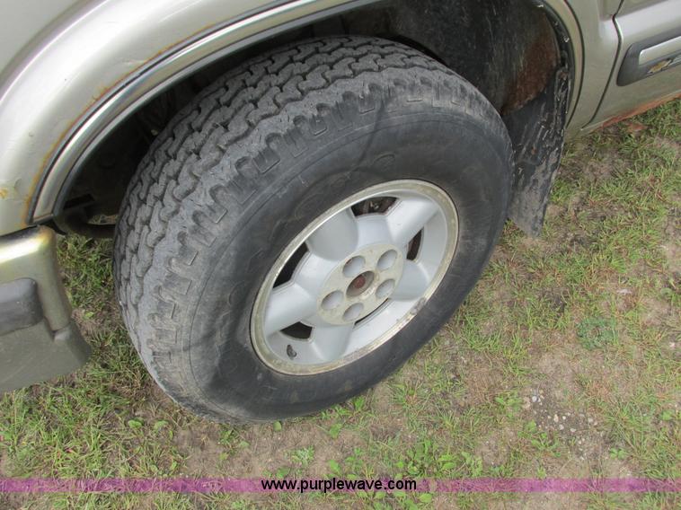 image for item L3750 1998 Chevrolet S10 LS Ext. Cab pickup truck