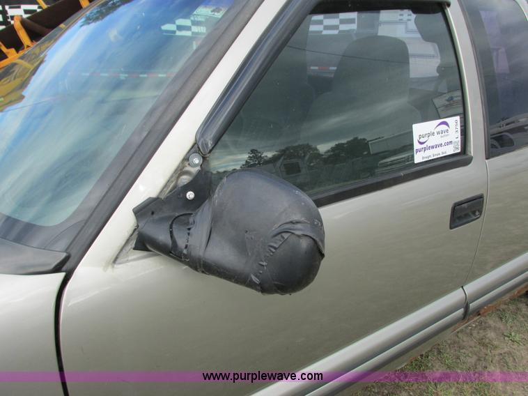 image for item L3750 1998 Chevrolet S10 LS Ext. Cab pickup truck