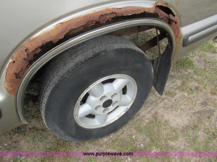 image for item L3750 1998 Chevrolet S10 LS Ext. Cab pickup truck