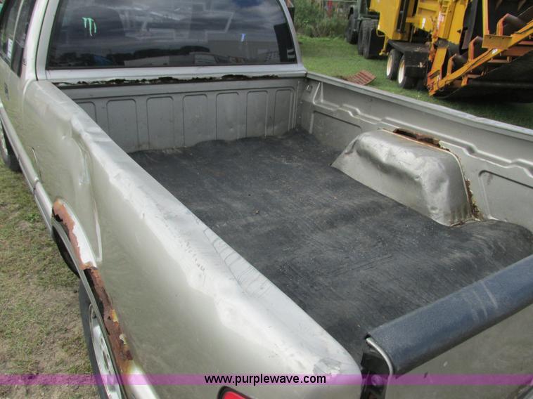 image for item L3750 1998 Chevrolet S10 LS Ext. Cab pickup truck