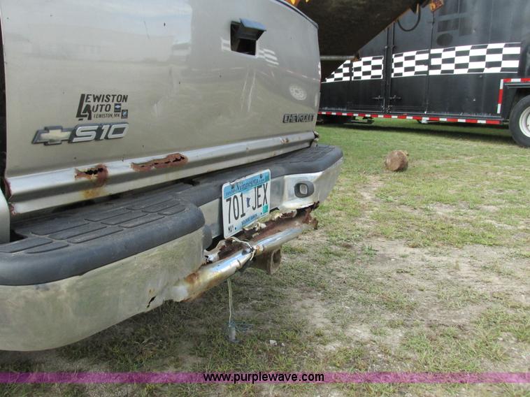 image for item L3750 1998 Chevrolet S10 LS Ext. Cab pickup truck