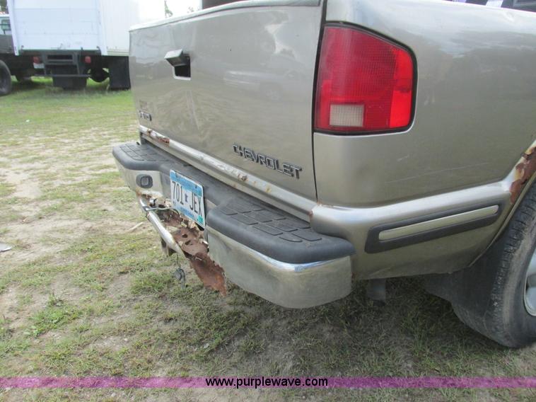 image for item L3750 1998 Chevrolet S10 LS Ext. Cab pickup truck