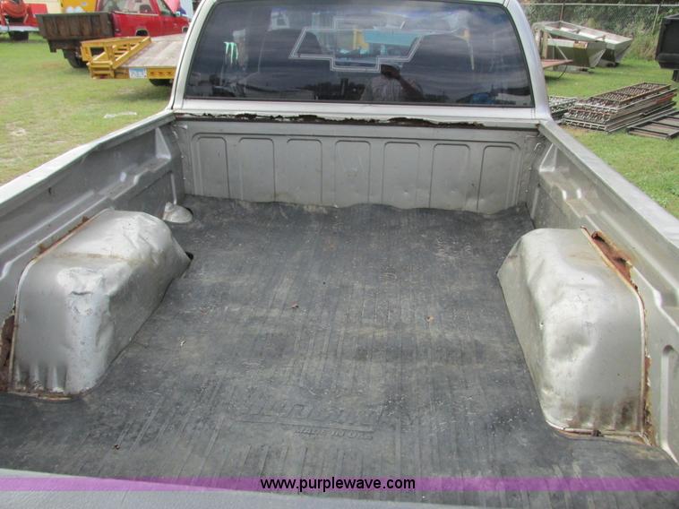 image for item L3750 1998 Chevrolet S10 LS Ext. Cab pickup truck