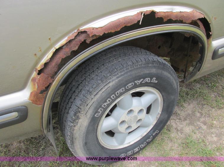 image for item L3750 1998 Chevrolet S10 LS Ext. Cab pickup truck