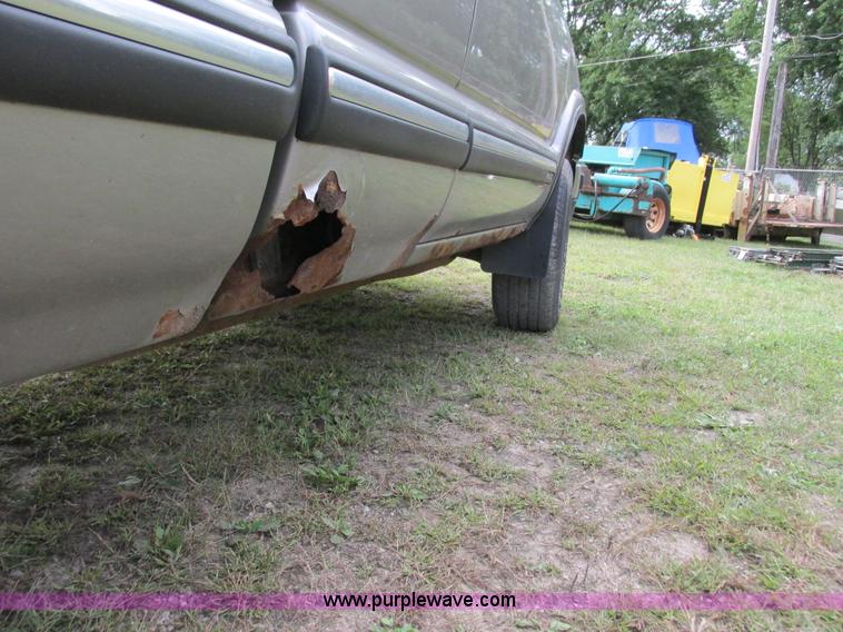 image for item L3750 1998 Chevrolet S10 LS Ext. Cab pickup truck