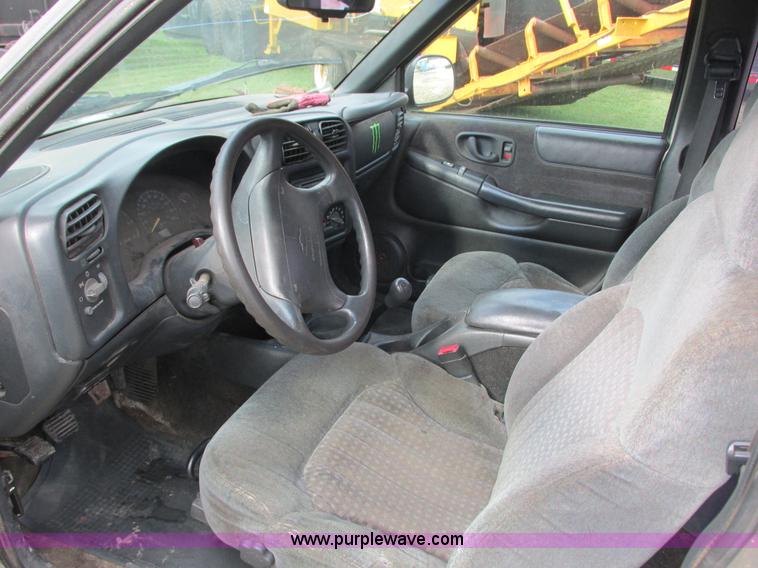 image for item L3750 1998 Chevrolet S10 LS Ext. Cab pickup truck