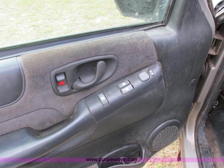 image for item L3750 1998 Chevrolet S10 LS Ext. Cab pickup truck